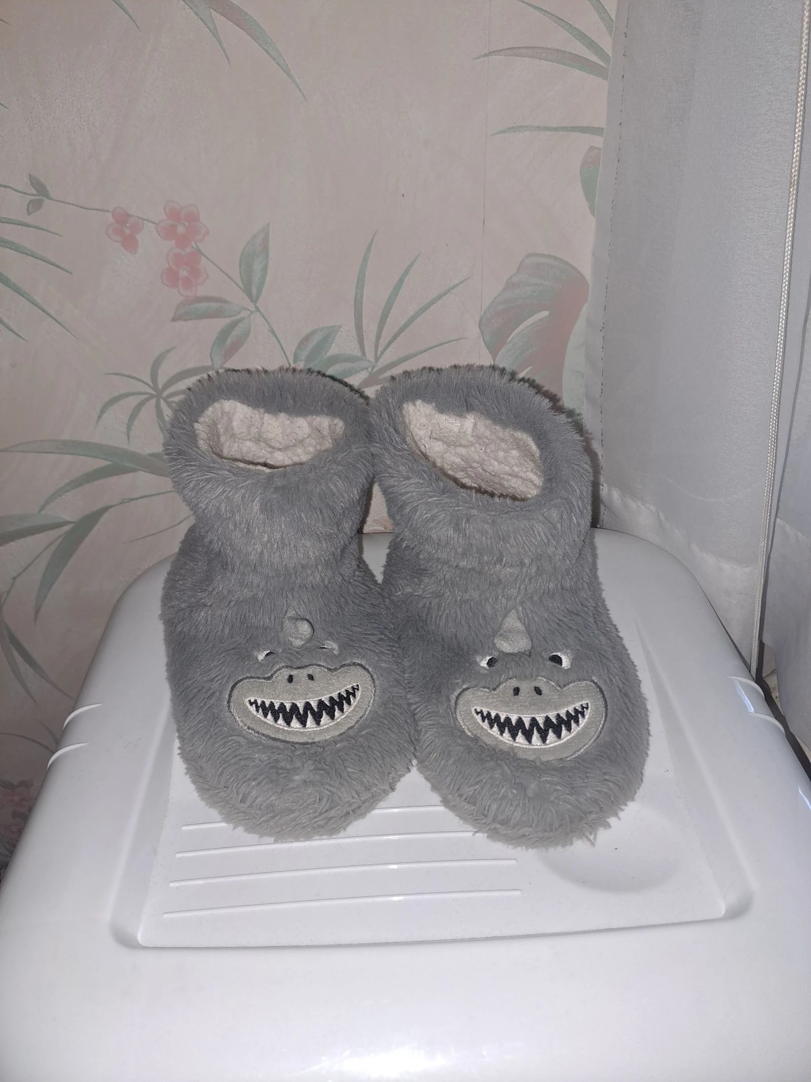 Chaussons monstre gris 28